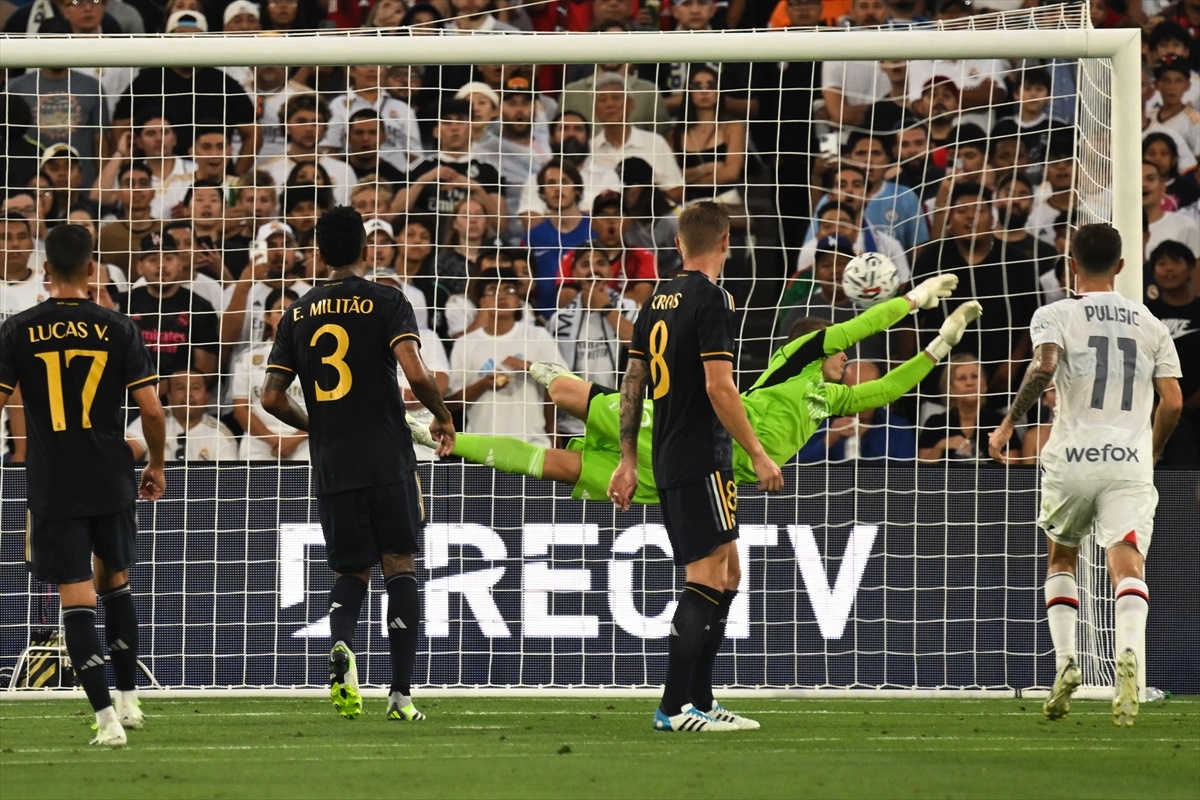 Real Madrid, Milan\'ı 3-2 yenerek Şampiyonlar Turu\'nda galip geldi