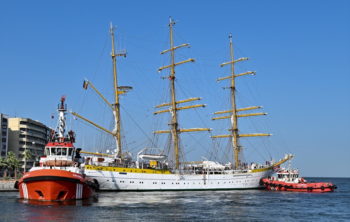 Romanya Donanmasının Eğitim Gemisi İzmir Limanı\'na Geldi