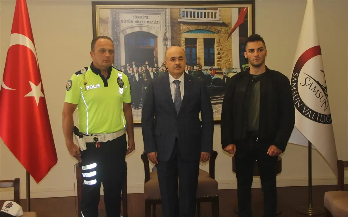 Samsun Valisi, trafik polisine başarı belgesi verdi