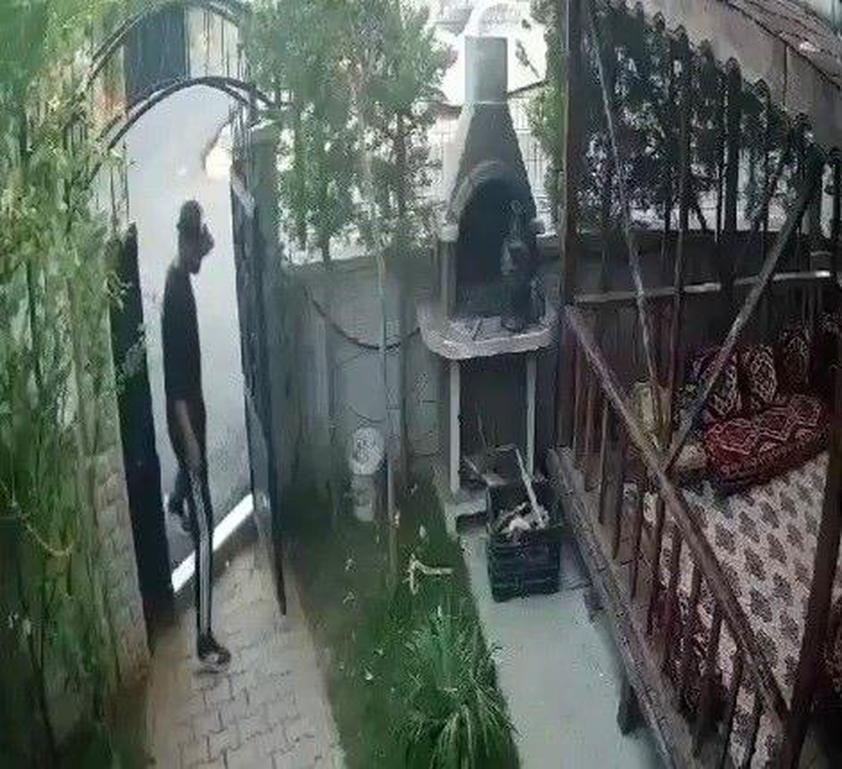 Bursa\'da Semaver ve Kablo Çalan Şahıs Evin Kamerasına Yansıdı