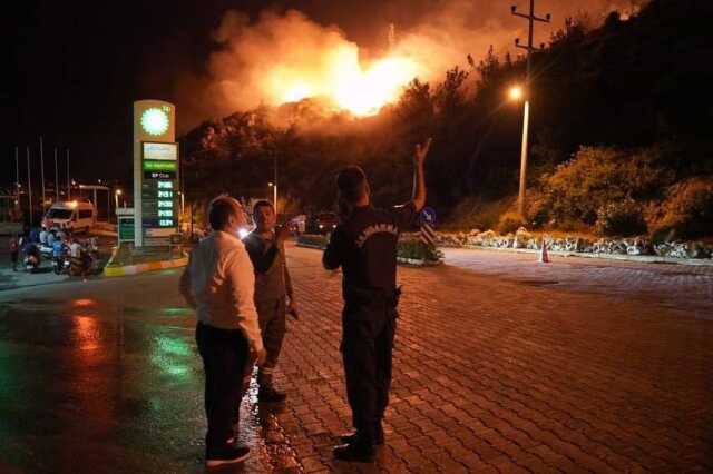 Seydikemer'deki orman yangınını söndürme çalışmaları sürüyor Seydikemer'deki orman yangınını söndürme çalışmaları sürüyor