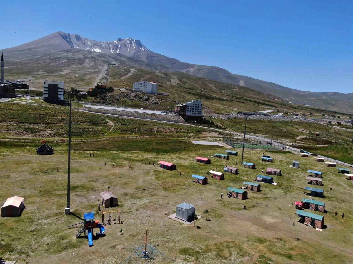 Kayseri\'de Sıcaktan Bunalanlar Erciyes\'teki Çadır Kampında Serinliyor