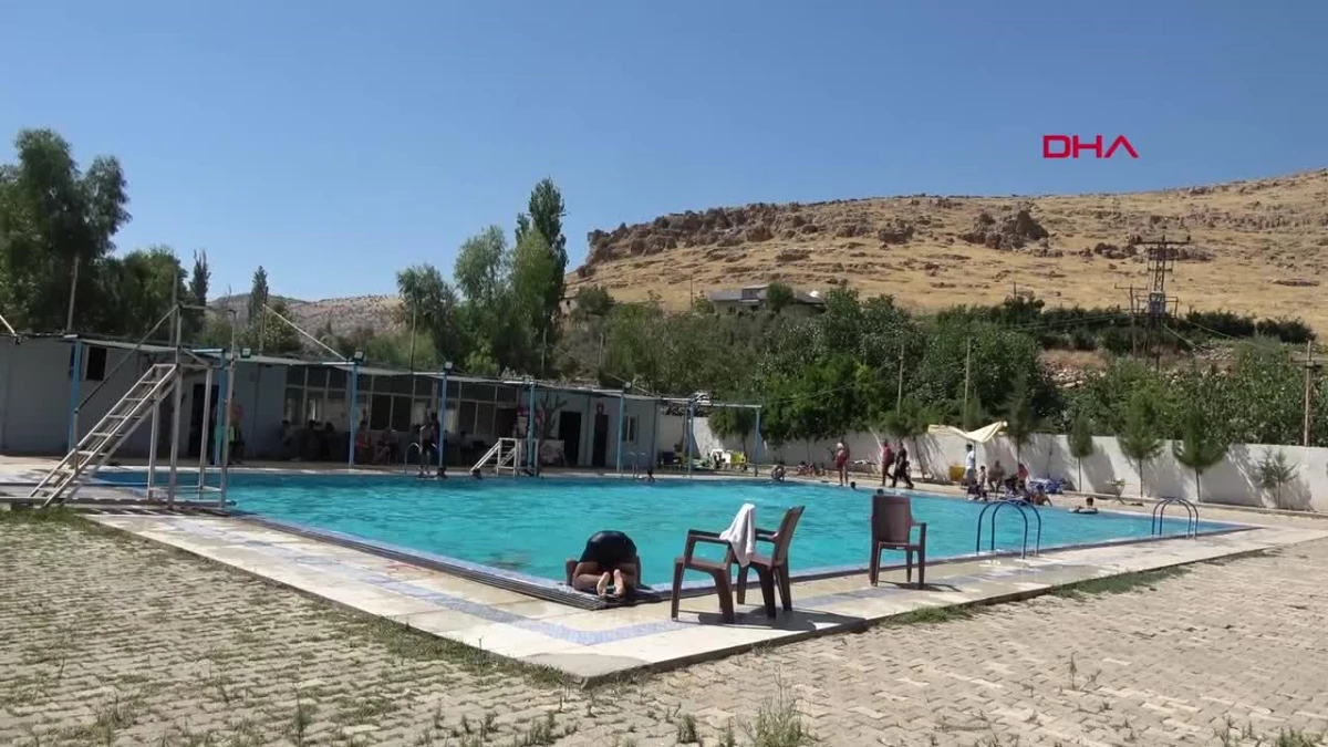 Mardin\'de Vadiye Gelenler Sıcaktan Bunalanlara Serinlik Sağlıyor