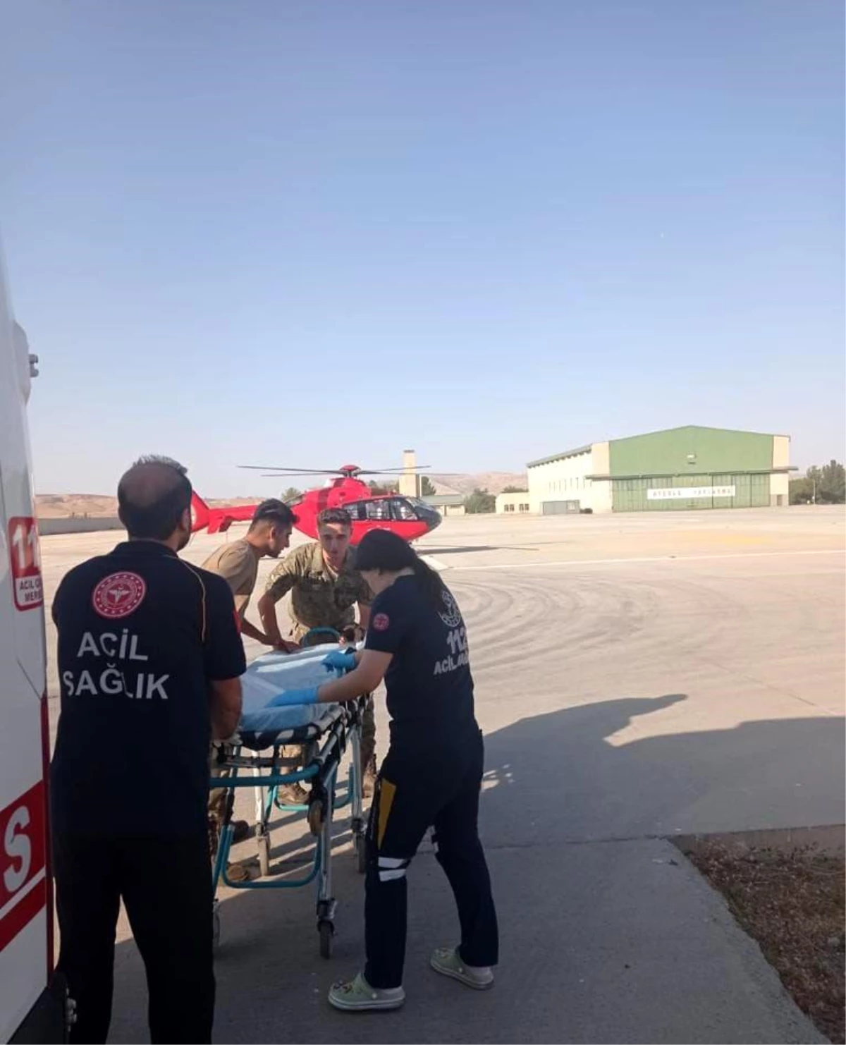 Siirt\'te Akrebin Soktuğu Çoban Ambulans Helikopterle Hastaneye Kaldırıldı