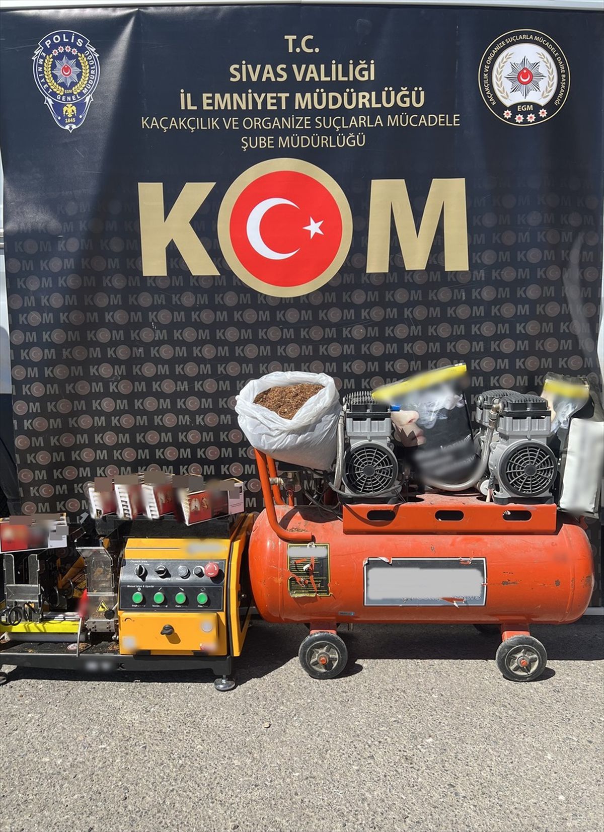 Sivas Kangal\'da Kaçak Tütün ve Bandrolsüz Makaron Ele Geçirildi