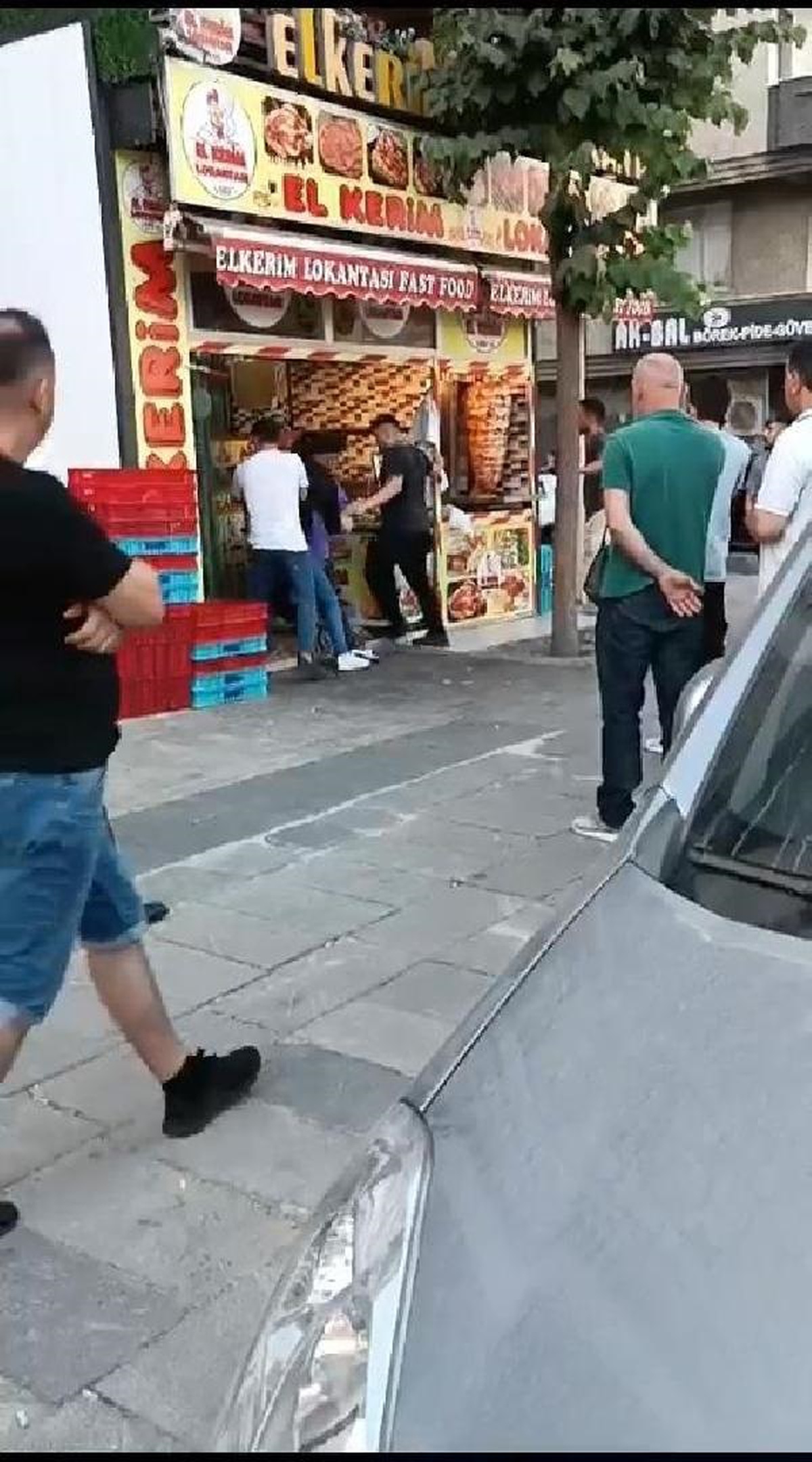 Sultangazi\'de Suriyelilere ait restorana saldırı