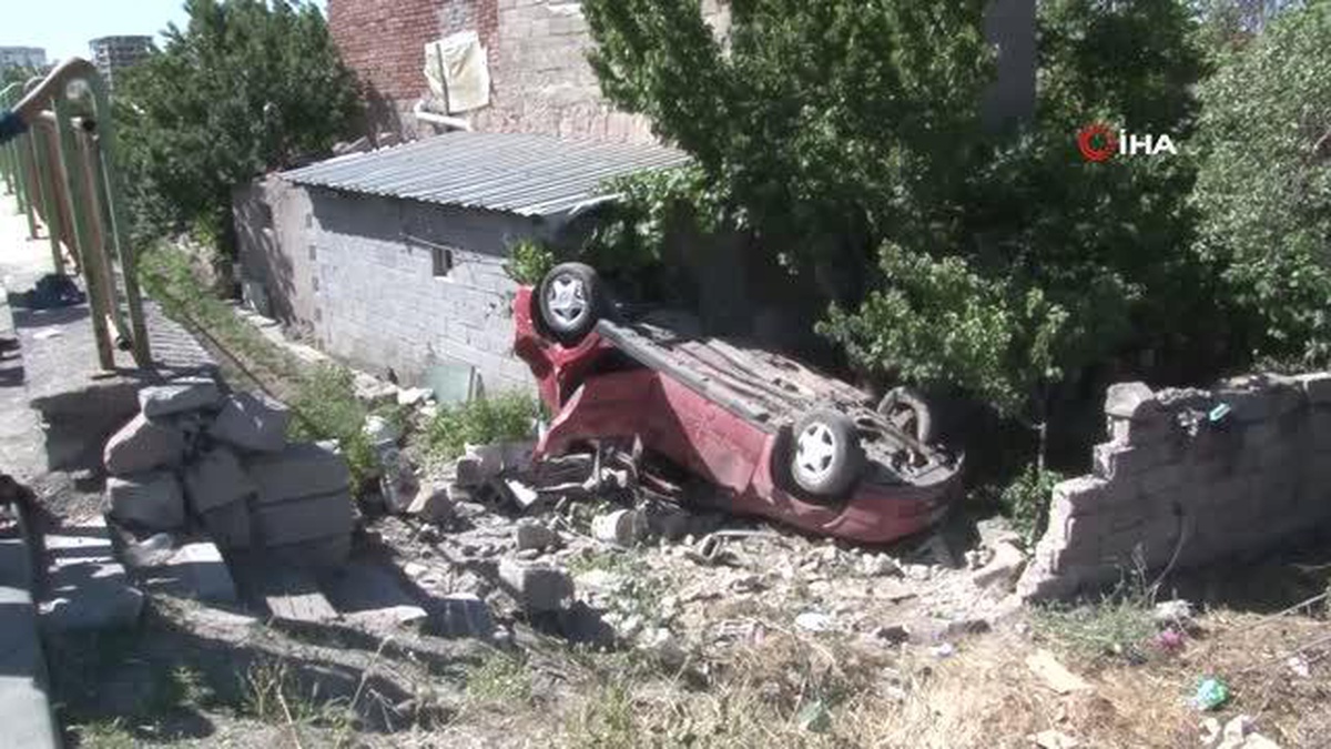 Takla atan otomobil evin bahçesine girdi: 5 yaralı