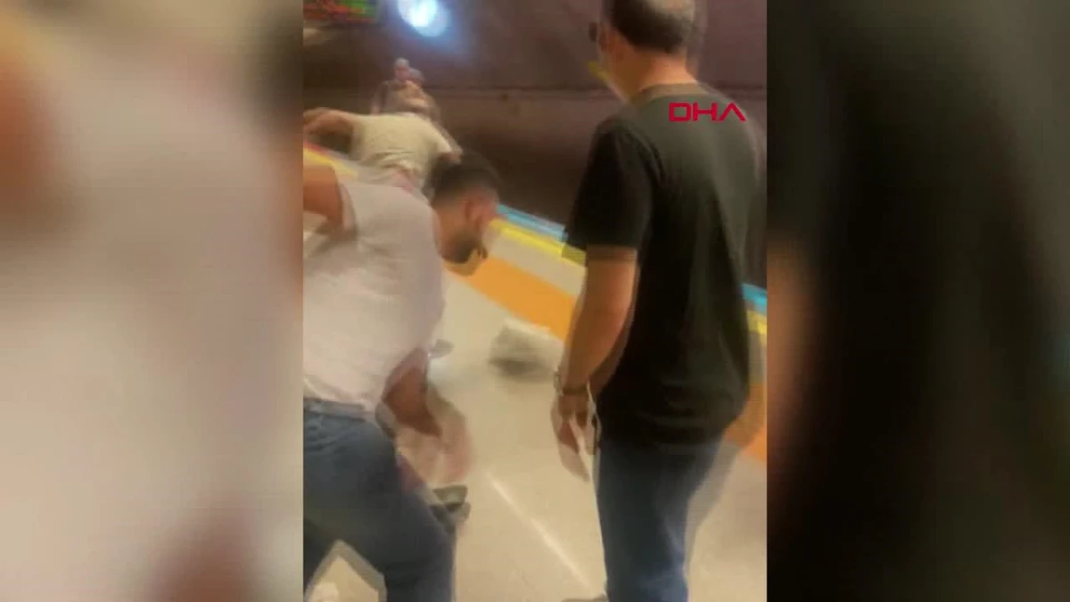 Marmaray ve metroda kadınları cep telefonuyla görüntülediği öne sürülen iki kişi dövüldü