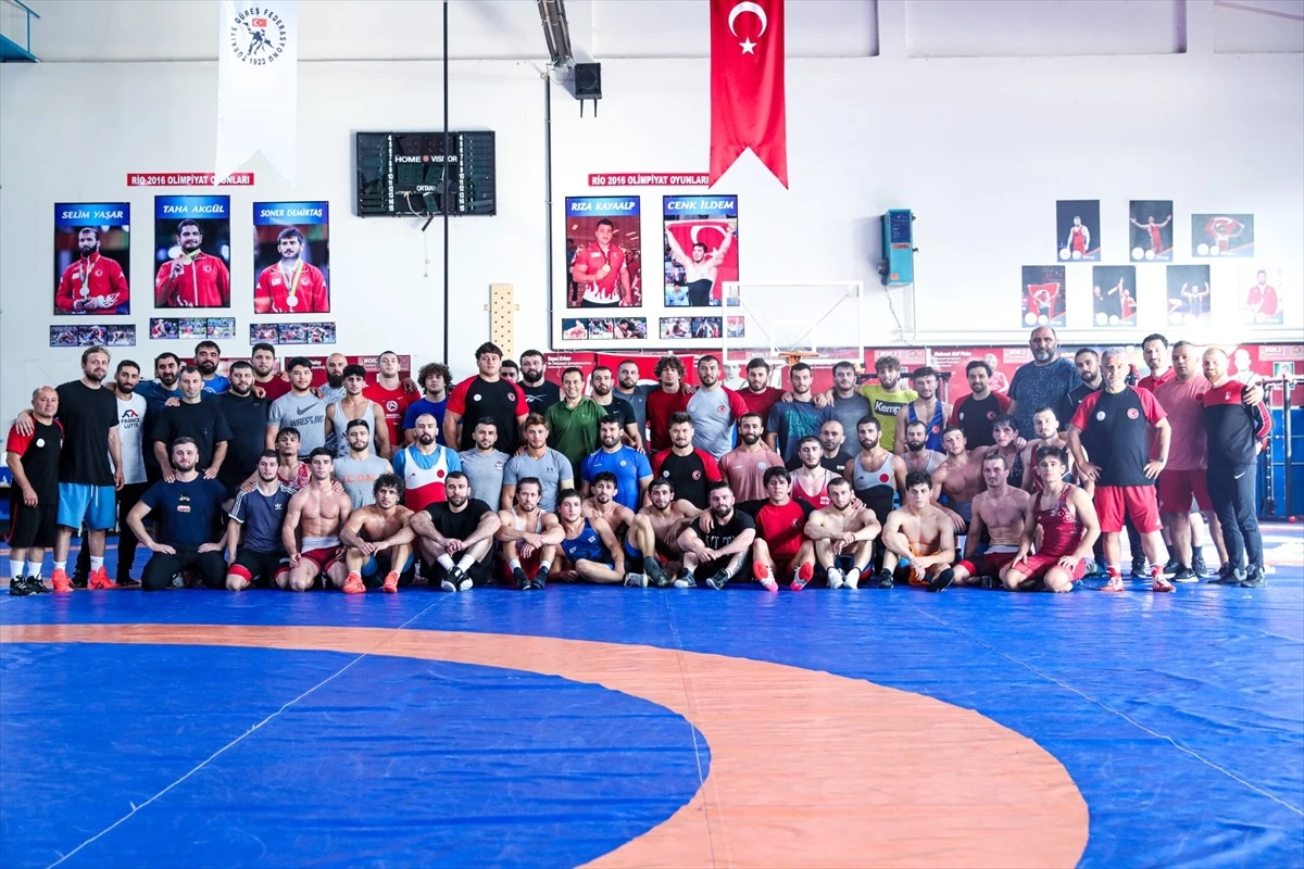 Türkiye Güreş Federasyonu Başkanı Şeref Eroğlu, Grekoromen Milli Takımı\'nı ziyaret etti