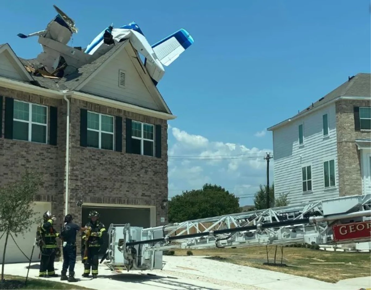 Uçak evin üzerine çarptı, 3 kişi yaralandı