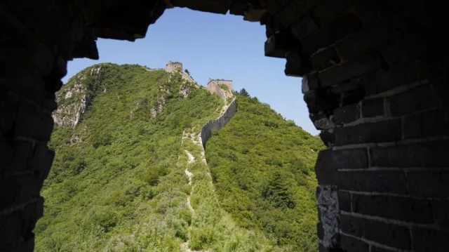 Yeşiller İçindeki Çin Seddi'nin Muhteşem Manzarası