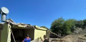 Deprem Sonucu Evde Hasar Oluştu, Cami ve Yol Çatladı