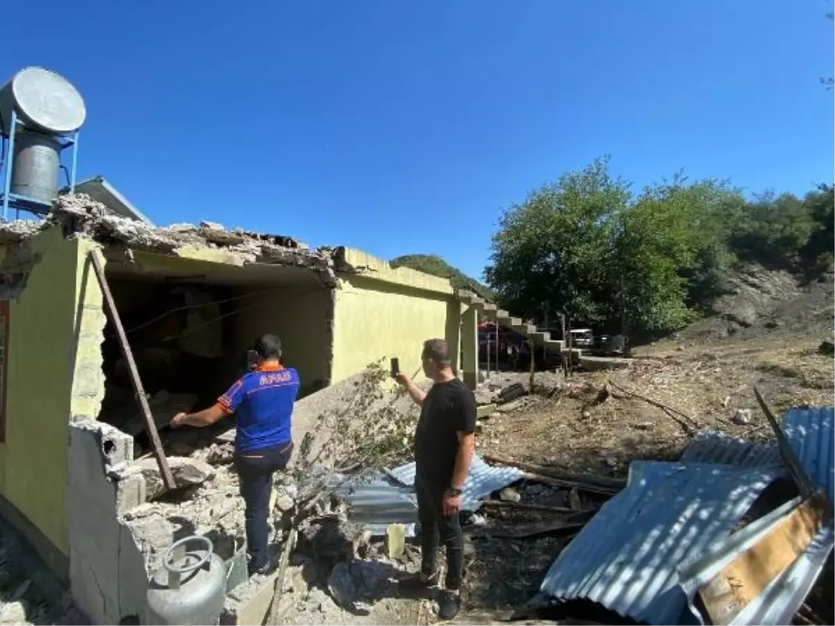 Deprem Sonucu Evde Hasar Oluştu, Cami ve Yol Çatladı