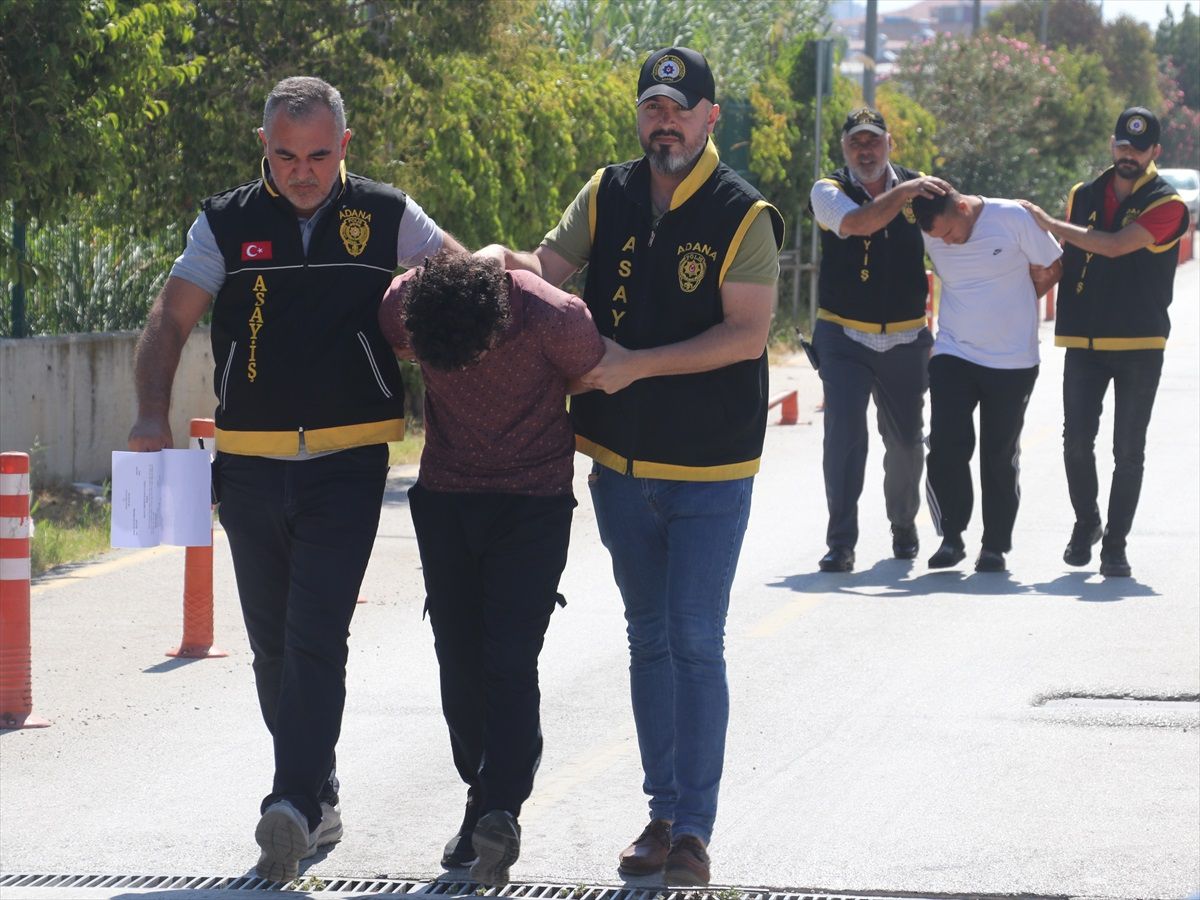 Adana\'da Silah ve Bıçakla Gasp Eden 2 Şüpheli Tutuklandı