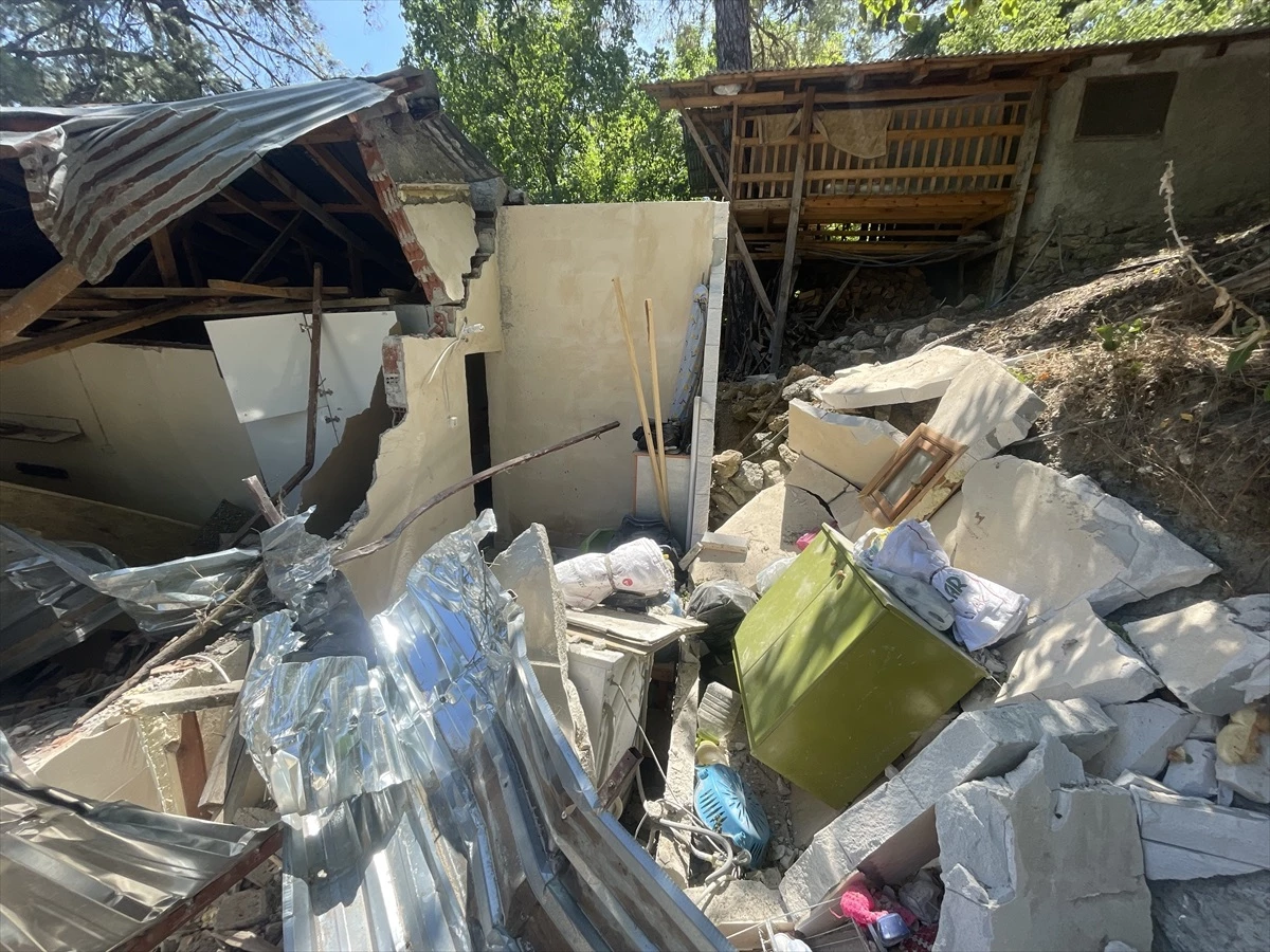 Adana Kozan\'da 5,5 Büyüklüğündeki Deprem Sonucunda Ev ve Camide Hasar Oluştu