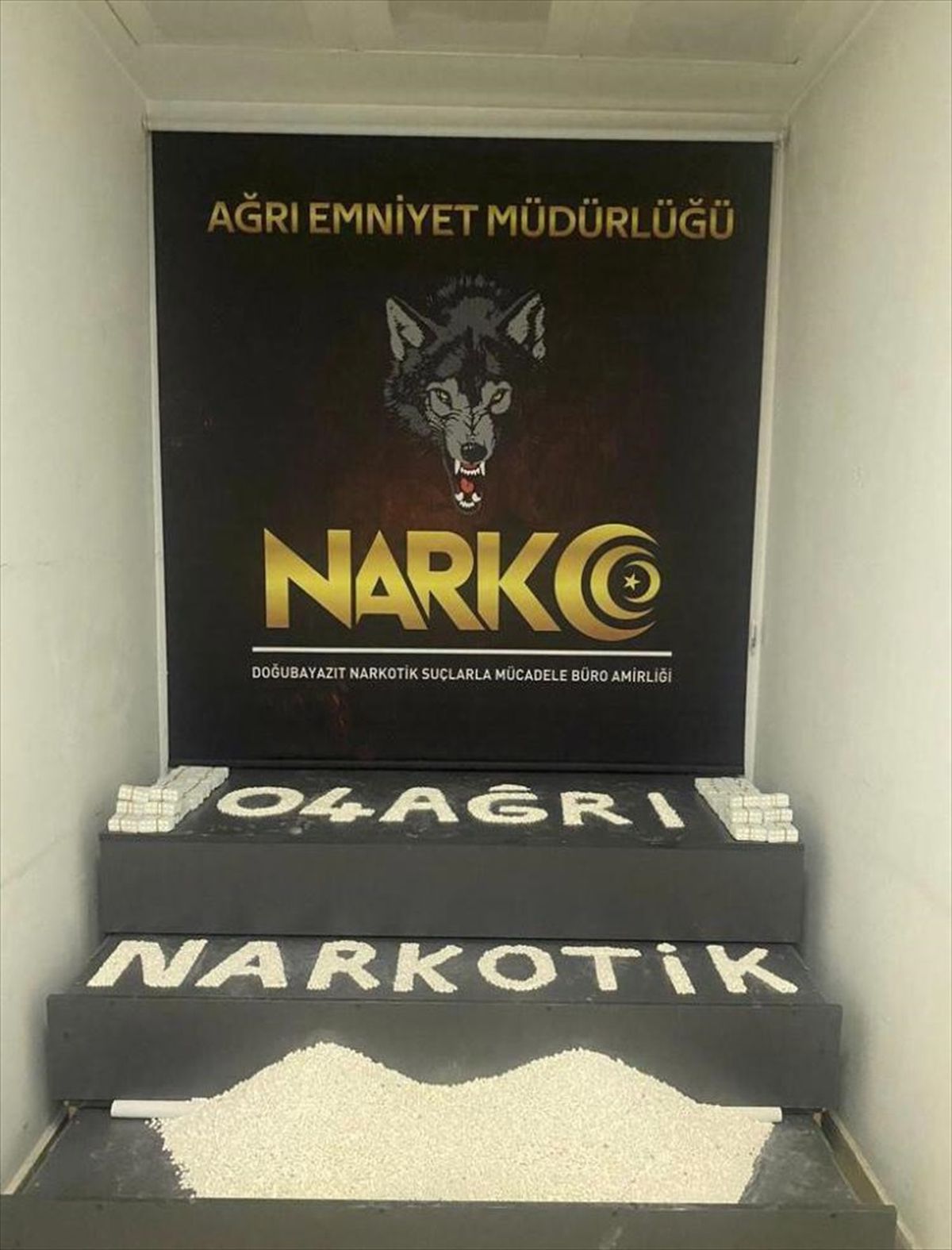 Ağrı\'da yapılan aramada 143 bin 100 uyuşturucu hap ele geçirildi