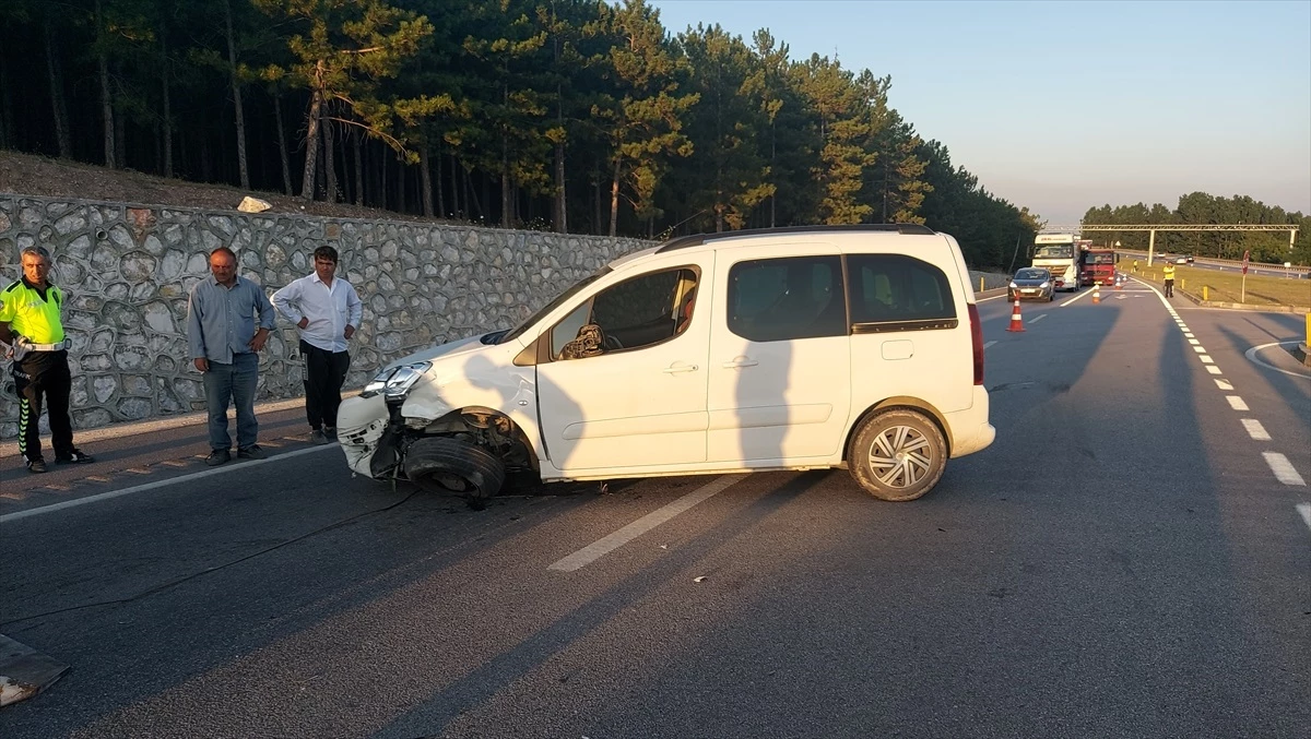Amasya\'da hafif ticari araçla otomobil çarpışması: 3 yaralı