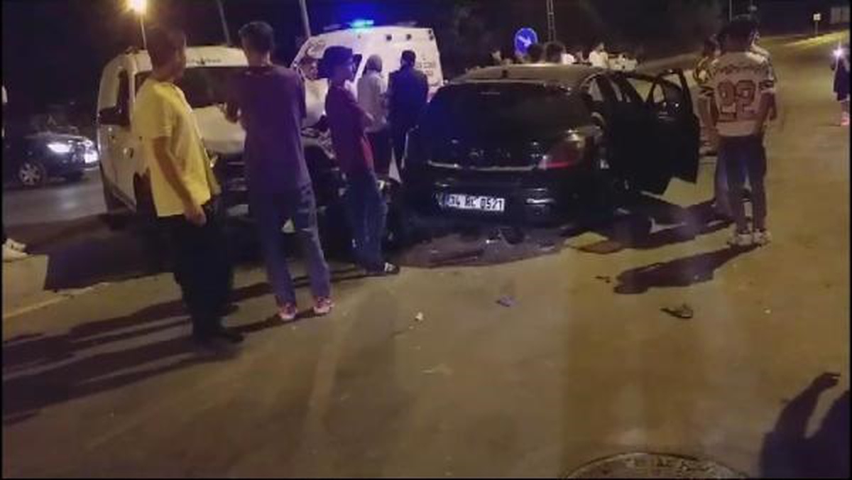 Arnavutköy\'de Kafa Kafaya Çarpışan Araçlarda 5 Kişi Yaralandı