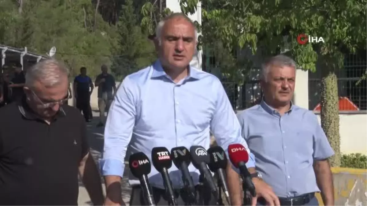 Bakan Ersoy\'dan yangın açıklaması: \'Bin 50 personel, 10 uçak, 12 helikopterle yangın müdahale ediyoruz\'