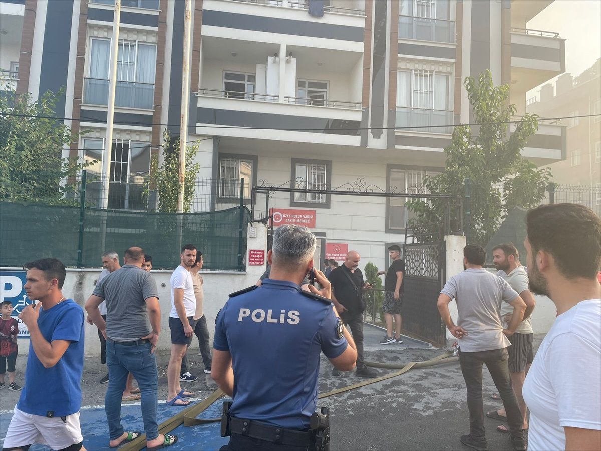Beylikdüzü\'nde Özel Bakım Merkezinde Çıkan Yangına İtfaiye Ekipleri Müdahale Ediyor