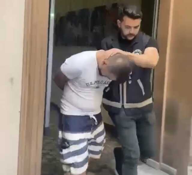 Beyoğlu'nda kadın müşterisi ile kavga eden taksici, 'Bana 'siz Türkler köpeksiniz hainsiniz, parayı bozup geleceksin' dedi' Beyoğlu'nda kadın müşterisi ile kavga eden taksici, 'Bana 'siz Türkler köpeksiniz hainsiniz, parayı bozup geleceksin' dedi'