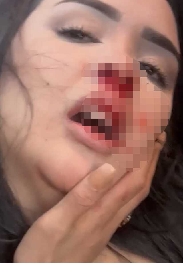 Beyoğlu'nda kadın müşterisi ile kavga eden taksici, 'Bana 'siz Türkler köpeksiniz hainsiniz, parayı bozup geleceksin' dedi' Beyoğlu'nda kadın müşterisi ile kavga eden taksici, 'Bana 'siz Türkler köpeksiniz hainsiniz, parayı bozup geleceksin' dedi'