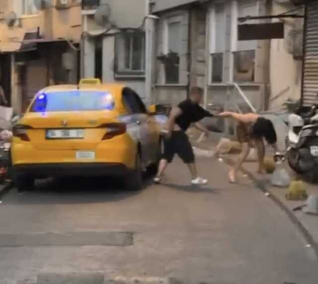 Beyoğlu'nda kadın müşterisi ile kavga eden taksici, 'Bana 'siz Türkler köpeksiniz hainsiniz, parayı bozup geleceksin' dedi' Beyoğlu'nda kadın müşterisi ile kavga eden taksici, 'Bana 'siz Türkler köpeksiniz hainsiniz, parayı bozup geleceksin' dedi'