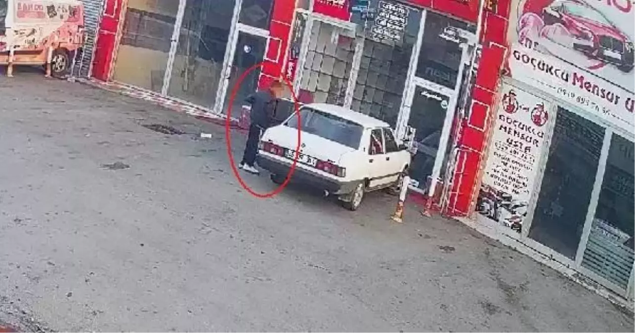 Erzurum'da Çalıntı Otomobille Kaçan Genç, Park Halindeki Araçlara Çarptı