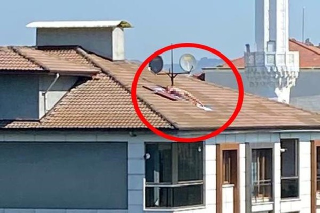 Çatıda çıplak güneşlenen erkek polis sirenini duyunca kaçtı Çatıda çıplak güneşlenen erkek polis sirenini duyunca kaçtı