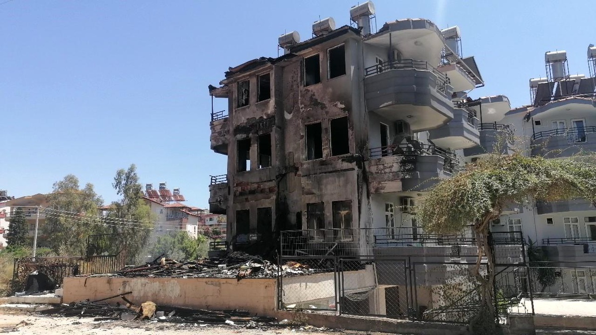 Manavgat\'ta depo yangınında büyük zarar