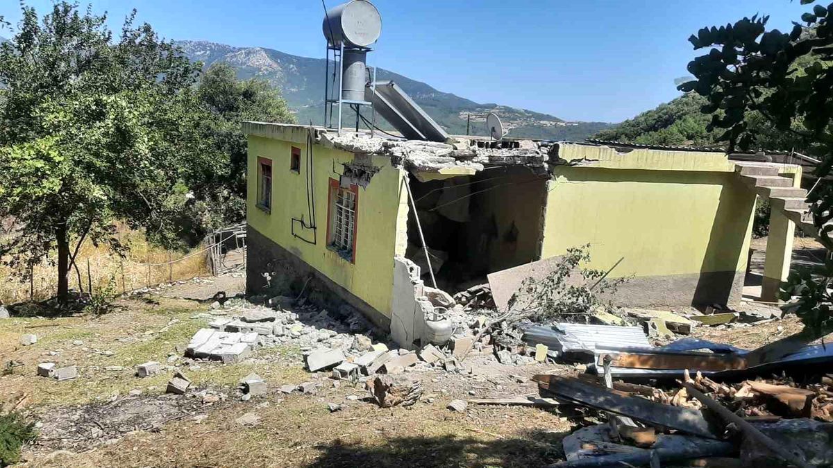 Kozan\'daki depremde dağdan kopan kaya bir eve girdi