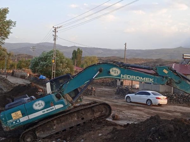 Doğubayazıt'ta sağanak sonrası sel: Evler ve tarım arazileri su altında