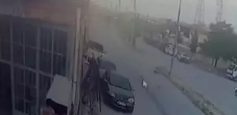 Hafif Ticari Araç Dükkana Dalınca Usta ve Çıraklar Zor Kurtuldu