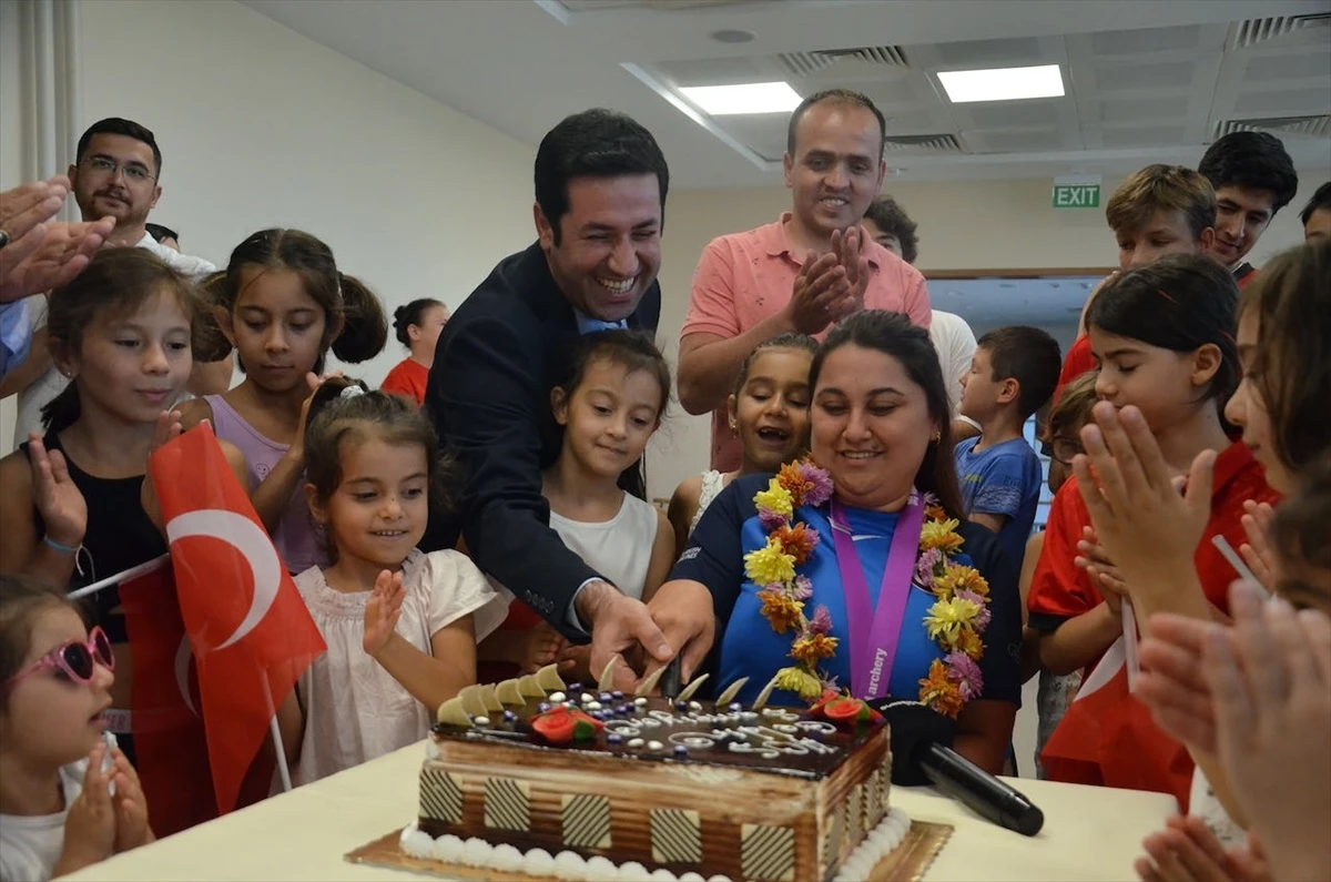 Para Okçuluk Dünya Şampiyonası\'nda Altın Madalya Kazanan Merve Nur Eroğlu Bolu\'da Karşılandı