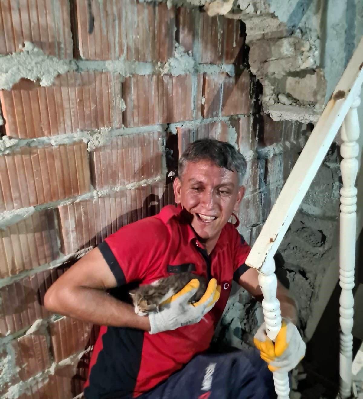 Silifke\'de İnşaatın Merdiven Dairesinde Sıkışan Yavru Kedi Kurtarıldı