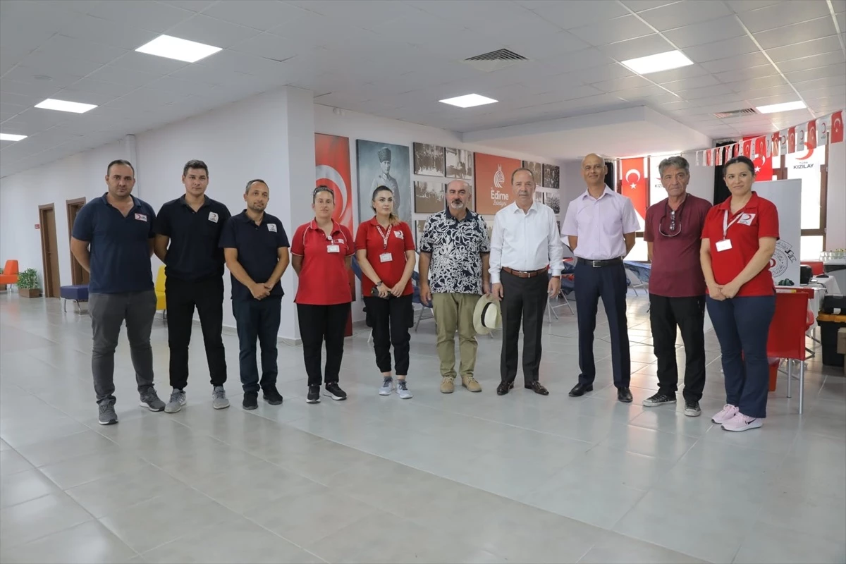 Edirne Belediye Başkanı Türk Kızılay\'a Kan Bağışında Bulundu