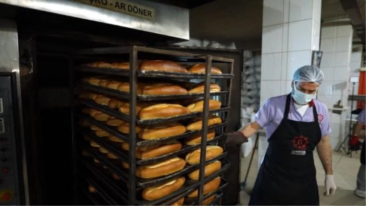 Elbistan Belediyesi Deprem Sonrası Ücretsiz Ekmek Dağıtıyor