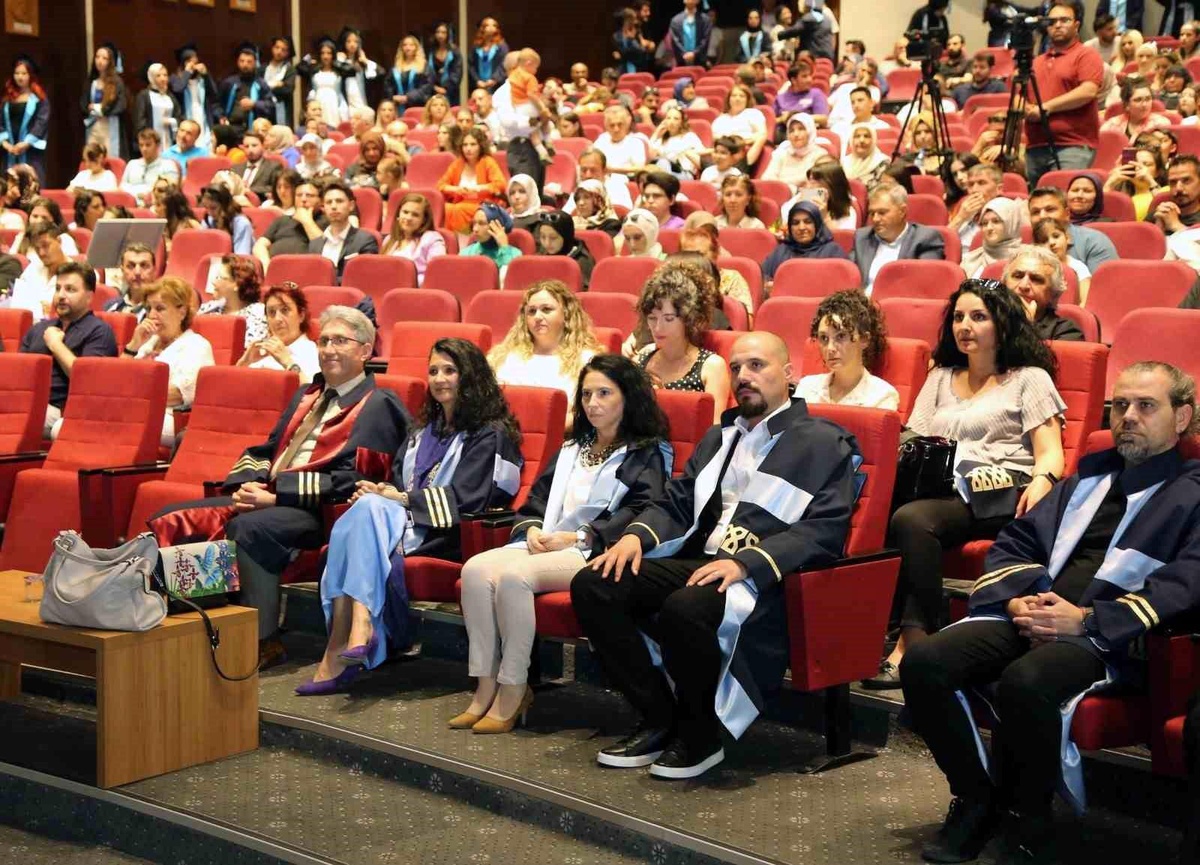 ERÜ Güzel Sanatlar Fakültesi 65 Öğrenci Mezun Etti