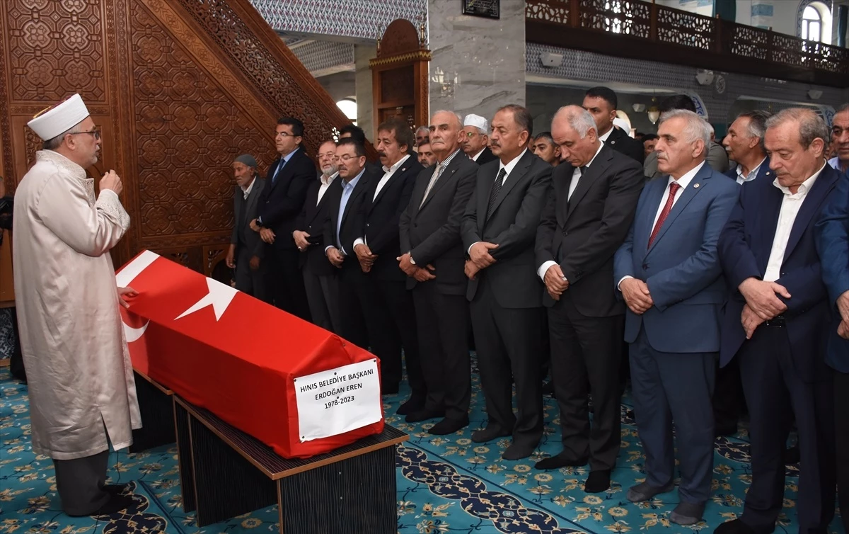 Hınıs Belediye Başkanı Erdoğan Eren\'in Cenazesi Defnedildi