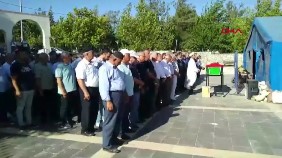 Eski Devlet Bakanı Ahmet Karahan Gaziantep\'te defnedildi