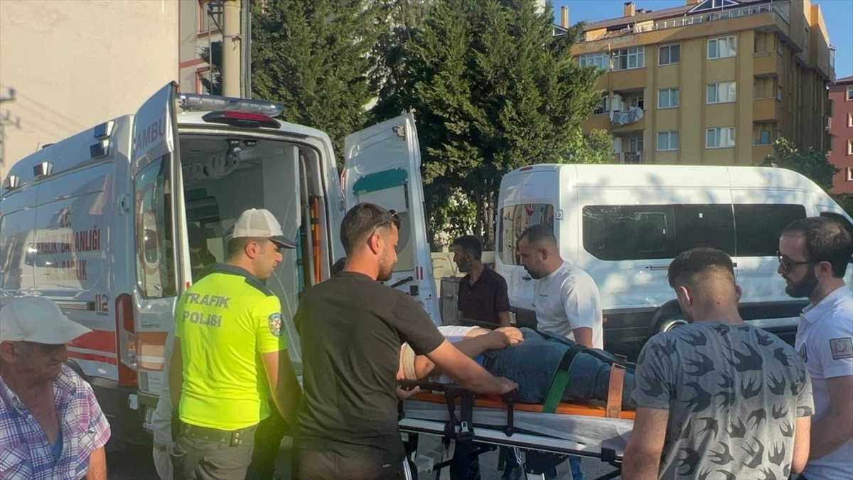 Gebze\'de servis minibüsüyle motosiklet çarpıştı: 1 yaralı