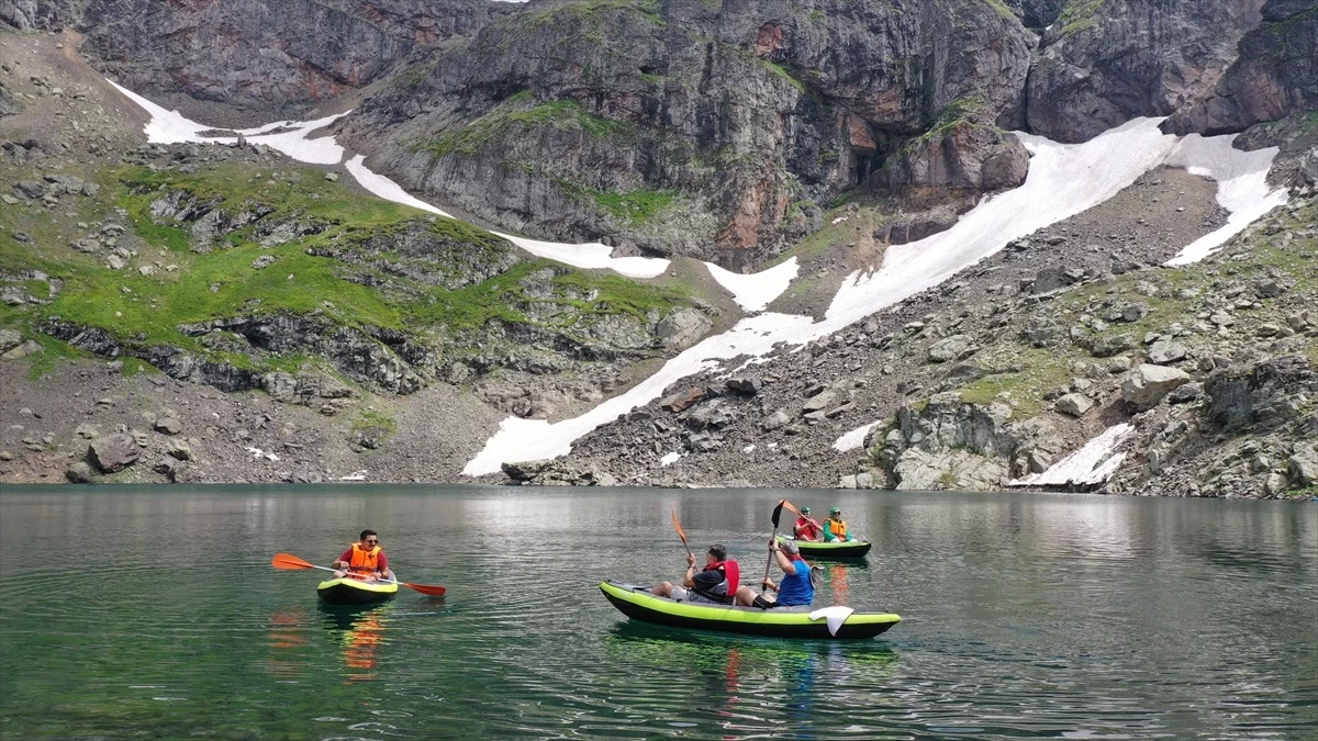 Giresun\'un Dereli ilçesindeki buzul göllerinde kano ve trekking keyfi