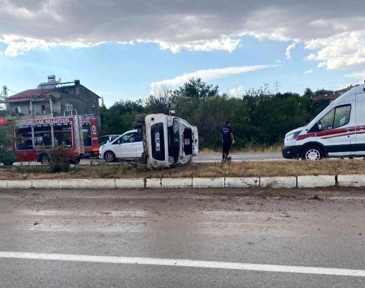 Elazığ\'da Hafif Ticari Araç Yan Yattı: 5 Yaralı