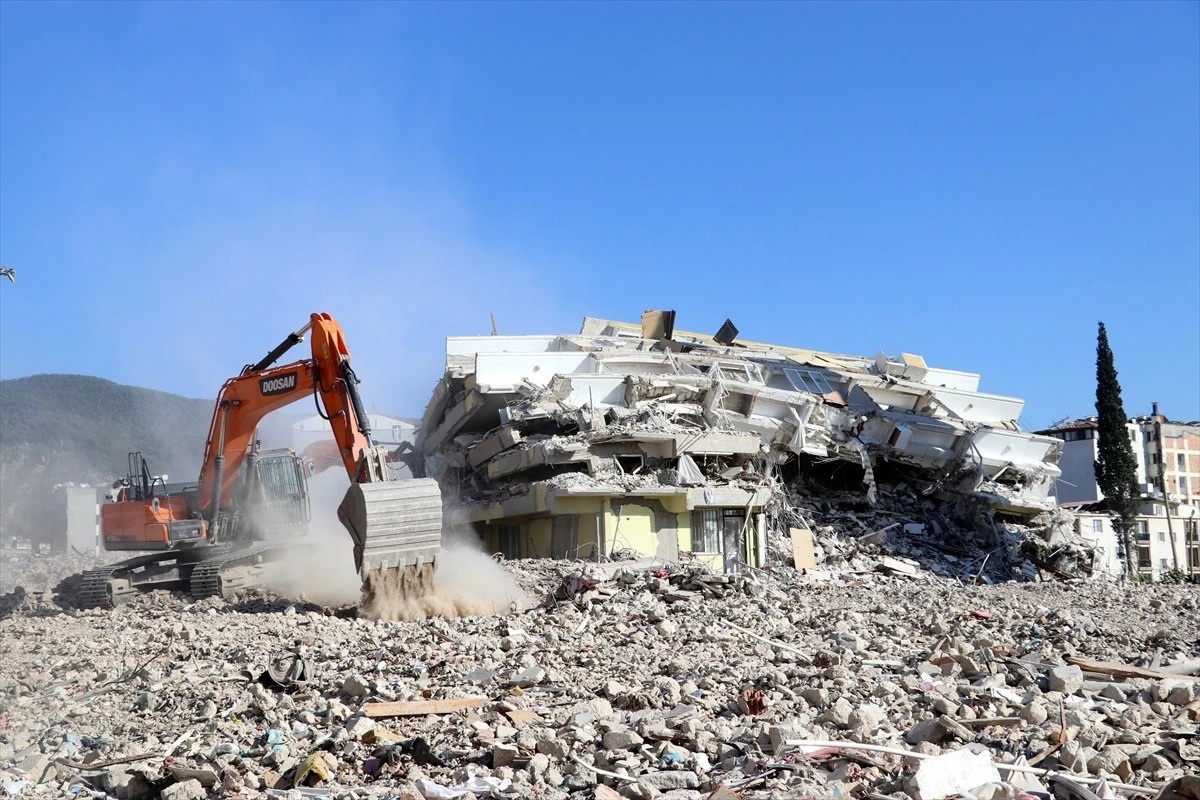 Hatay\'da depremden etkilenen ağır hasarlı binalar yıkılıyor