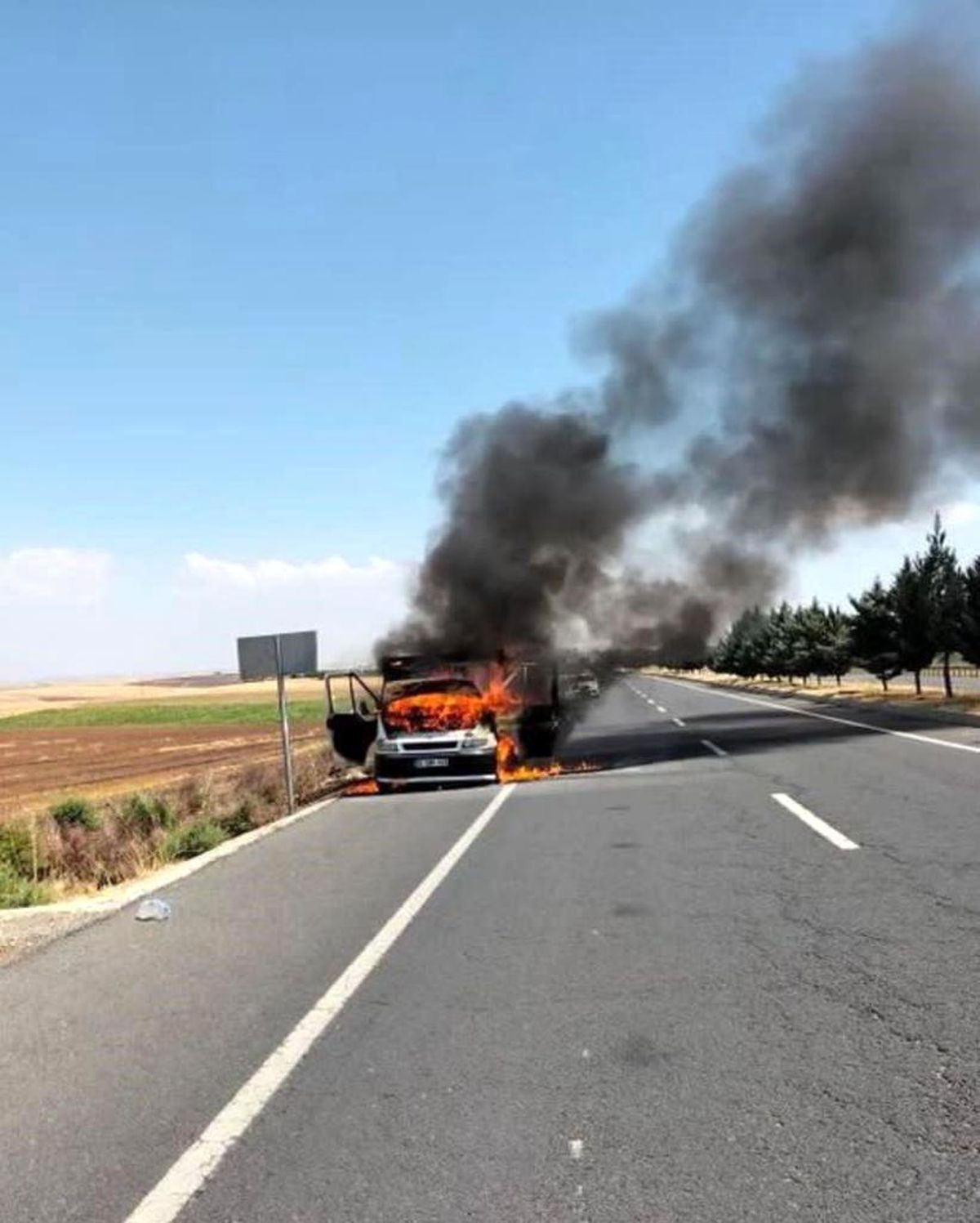 Diyarbakır\'da kavun almak için gelen kamyonet alevlere teslim oldu