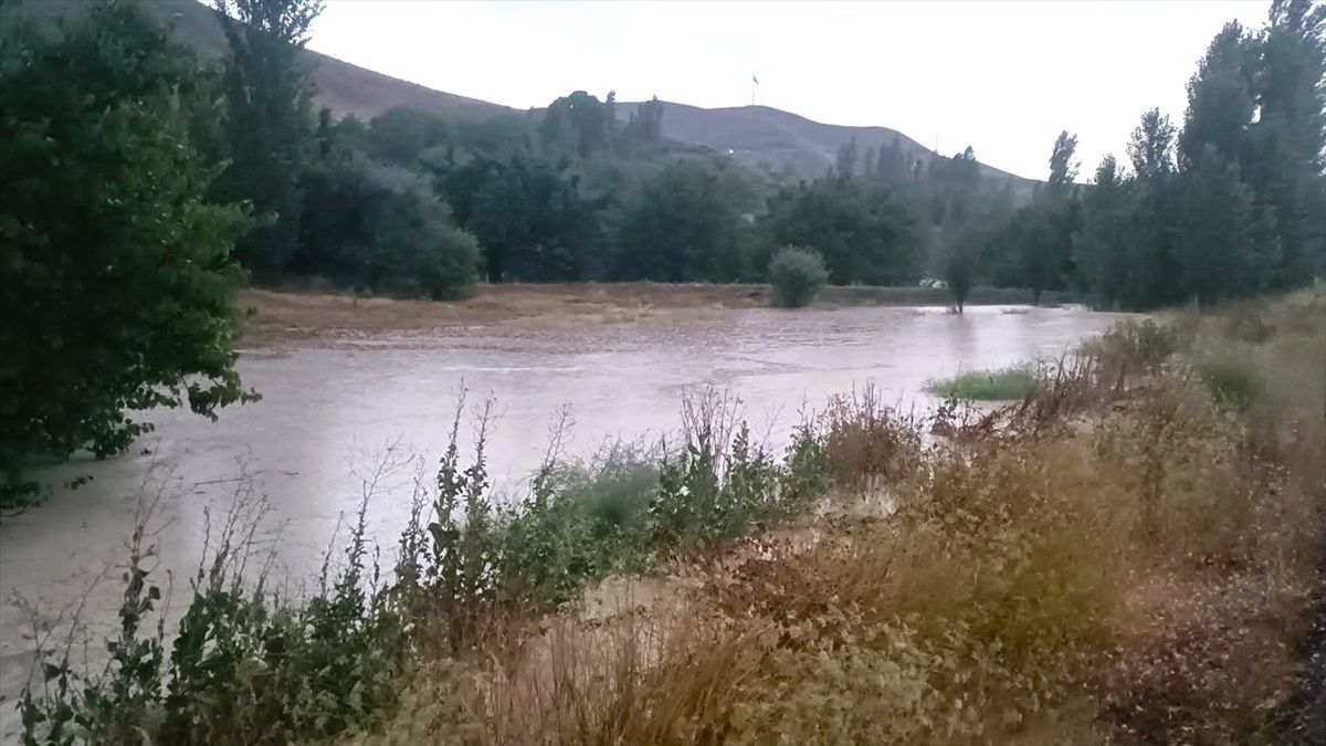 Kars\'ın Kağızman ilçesinde sağanak ve dolu su baskınları yaşandı