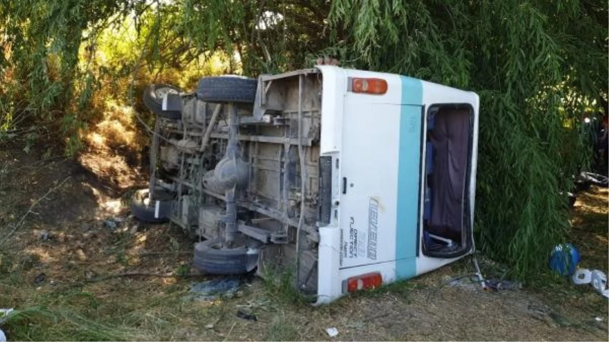 Tarım işçilerini taşıyan minibüsün kaza sonucu devrilmesi sonucu 2 kardeş hayatını kaybetti