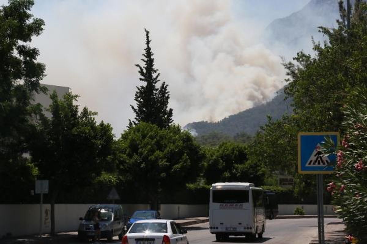 Kemer\'deki Orman Yangınında Rüzgarın Etkisiyle Hız Arttı