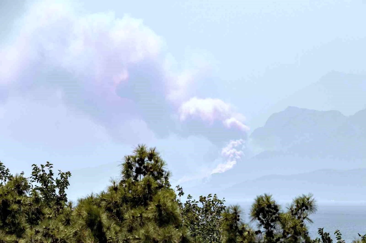 Antalya Kemer\'deki Orman Yangını Devam Ediyor