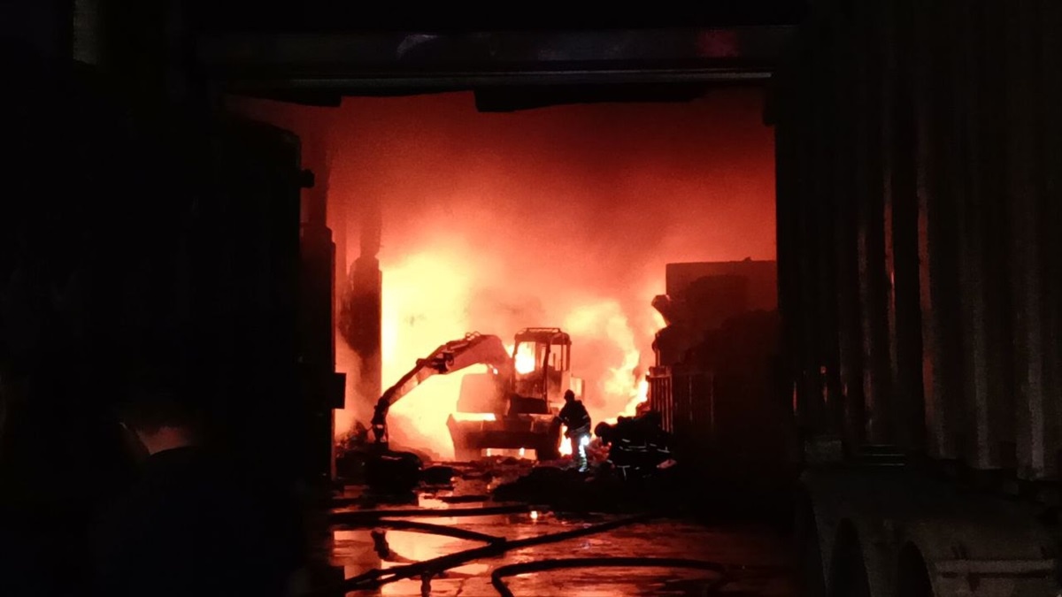 Kocaeli Başiskele\'de Geri Dönüşüm Fabrikasında Yangın Çıktı